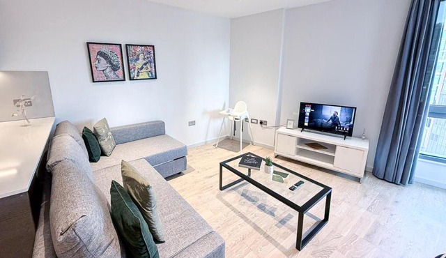 3BDR Kings Cross Apt with 2 Balconies, Workspace, Wi-Fi near St Pancras & Camden by Staylio London