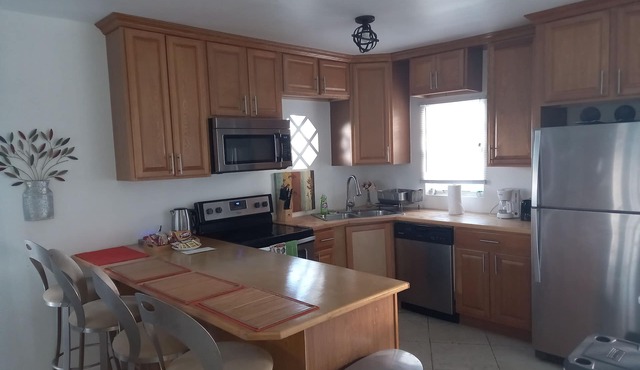 3Bed 3Bath Centrally Located Villa w/Pool & Deck 5 mins from Beach & Stores