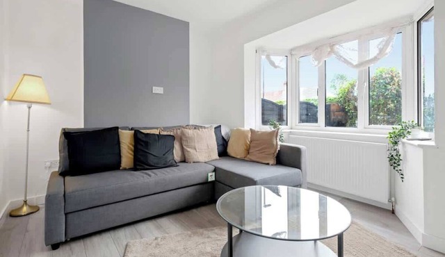 3Bed House-Free Parking- by Holiday Homes