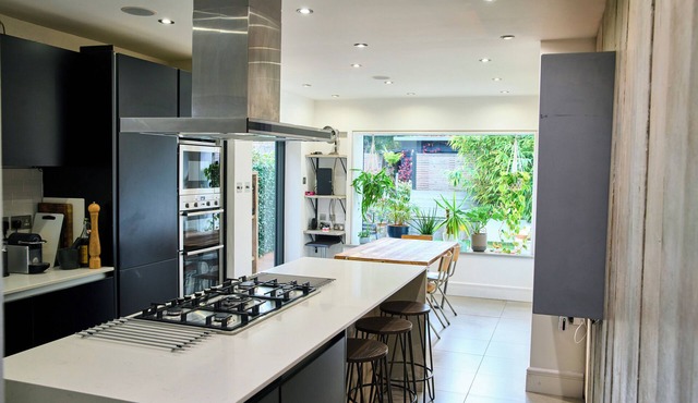 3bed mod Victorian Conversion + sun Filled Garden