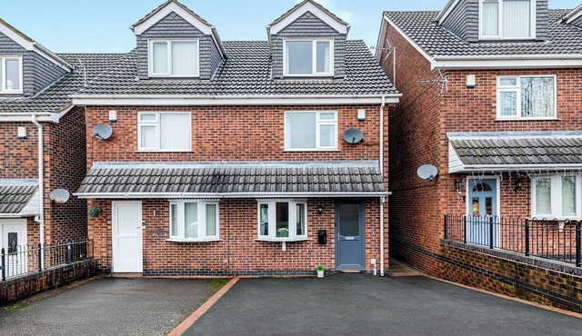 3BR Home with Garden and Free Parking