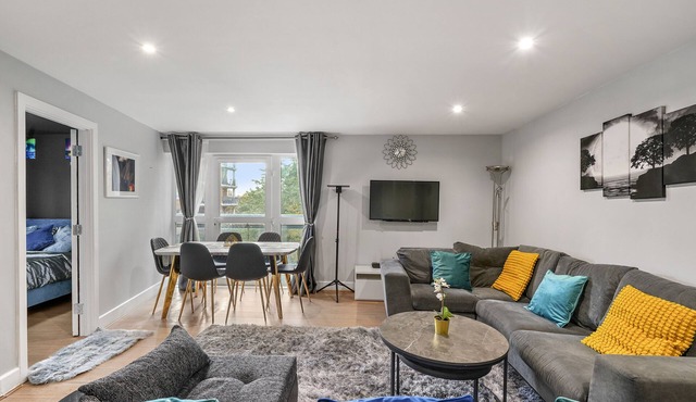 3BR-Sleeps8-CanaryWharf-CinemaBedroom