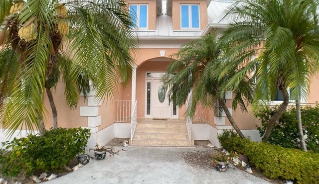 4 Be/3.5 ba Pretty Bahama Style Home on Blue Canal