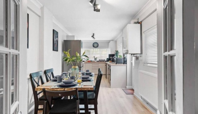 4-Bed 2.5 Bath Central Ideal for Contractors