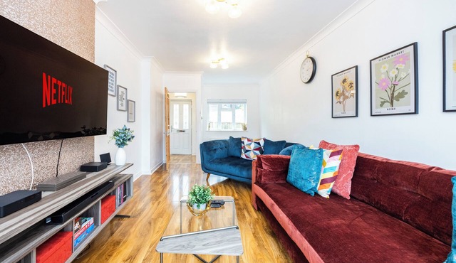 4 Bed House | Caterham | Sleeps 8 | Contractors | Families