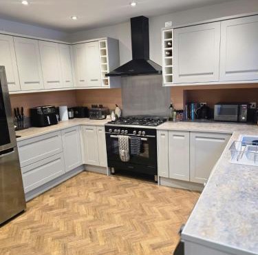 4 bed house close to Allianz Stadium, LHR and London 20mins away