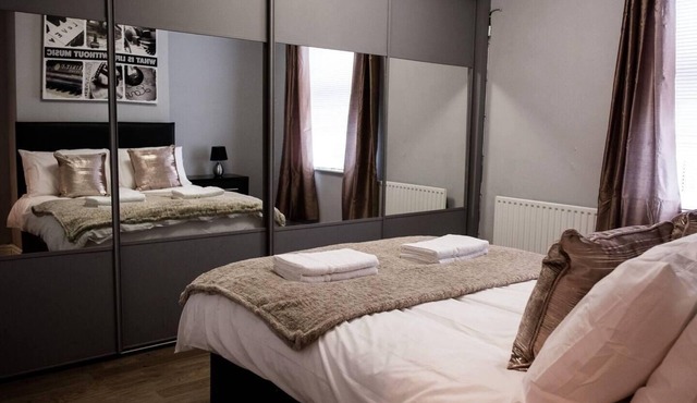 4 Bed House, Sleeps 9, Free Parking