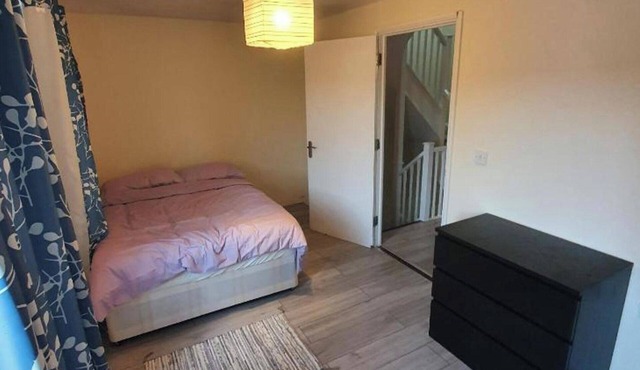 4 Bed House Sleeps 12 - Private Garden - Parking