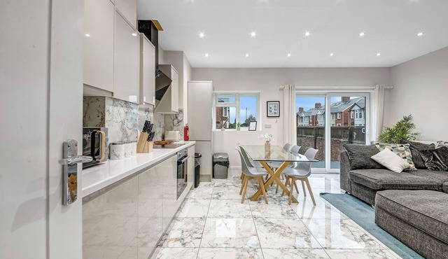 4 Bed House - Sleeps 9 - Garden - Parking - Wifi
