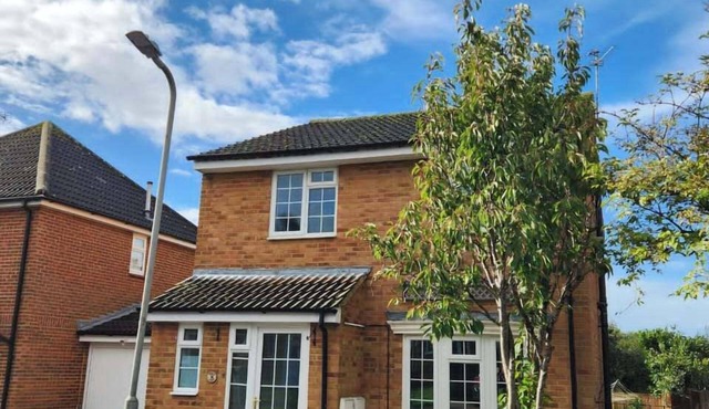 4 Bed House - Sleeps 8 - Parking - Garden - Wifi