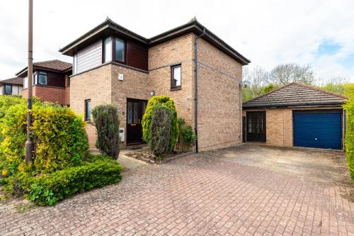 4 Bed House with Free Parking for 4 vehicles or 2 large vans - Ensuite & Family bathroom with additional WC - Large Rear Garden - Ideal for Families - Relocators - Contractors!