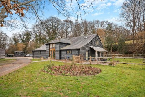 4 Bed in Ewhurst Green oc-w31032