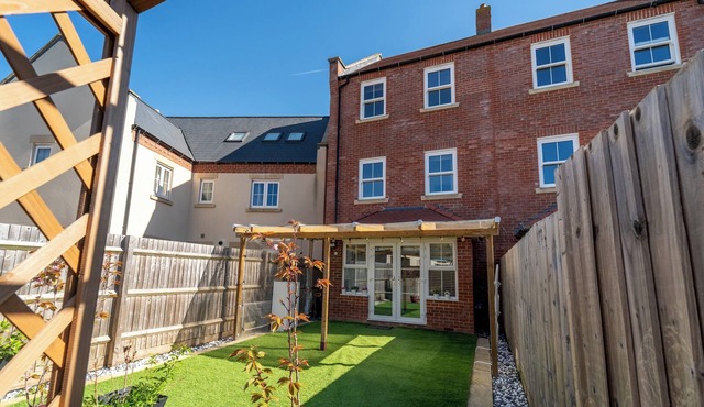 4 Bed Town House, 10 min walk to Bicester Village - Pass the Keys