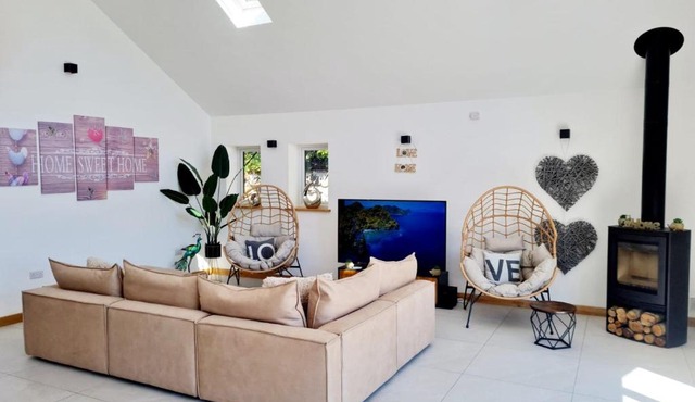 4 Bed Villa Sleeps 8 -Private Terrace-Free parking