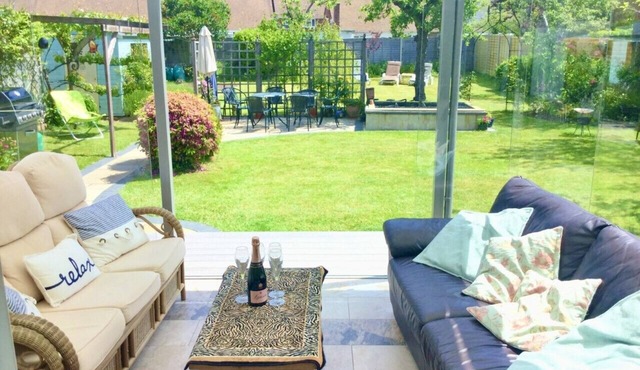 4 bedroom, 3 bath, walk to the beach, golf, shops, pubs. New Forest 3 miles.