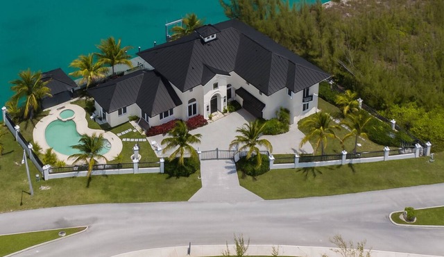 4-bedroom estate in fantastic Freeport with cool AC