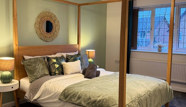 4 Bedroom Home Next to Manchester Airport