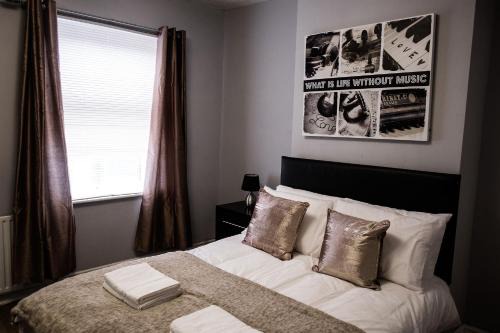 4 Bedroom House- Close to City Centre- Ideal for Contractors- Free Parking- Sleeps 8