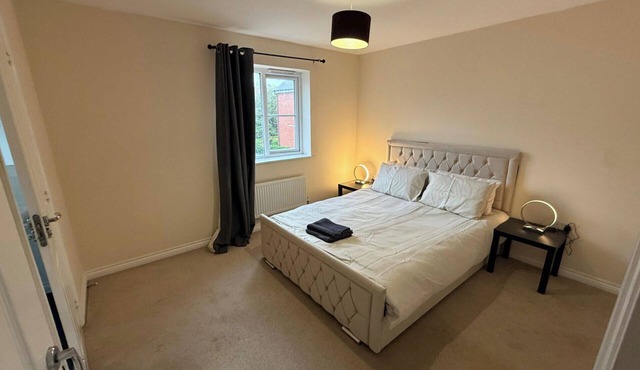 4 Bedroom house Sleeps 8 - Free Parking - Garden