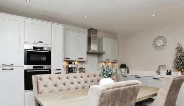 4 Bedroom House - Sleeps 8, Free Parking, Garden