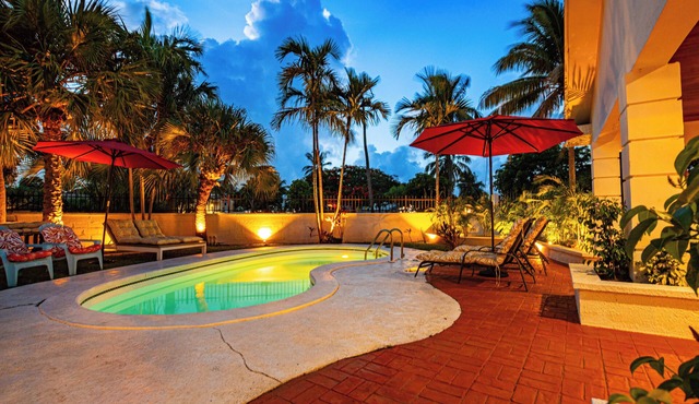 4-bedroom House with private Pool - walking distance to Baha Mar and Beach