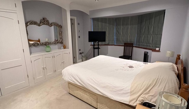 4 - Bedroom Mansion in Beaconsfield