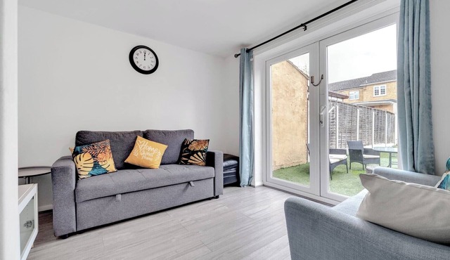 4 Bedrooms - Up To 11 Guests - Free Parking