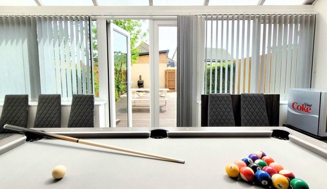 4 Bedrooms w/Pool Table | House of Four Chimneys