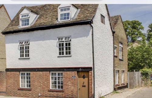 4 BR 2 Bathroom House Parking Garden St Neots Town Centre
