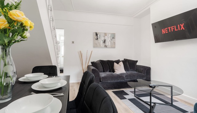 4 Mins to Anfield | Flex Beds | Bath & Shower | TV