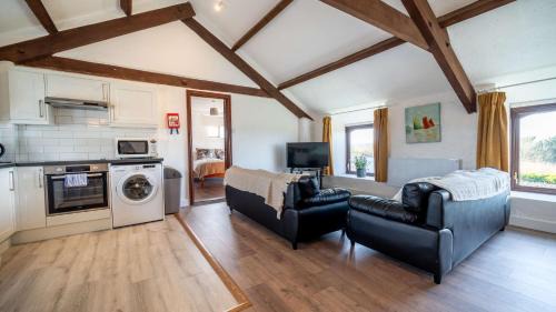4 Spacious Cornish Cottages near Bude - Sleeps 27