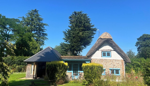 450 year old thatch cottage. Near Oxford, Reading and Henley. Listed building.