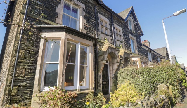 48 OAK STREET, pet friendly, with a garden in Bowness-On-Windermere