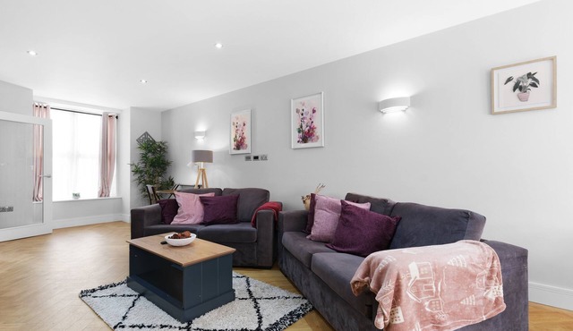 4BDR 3.5BA Family Home with Garden in Isleworth