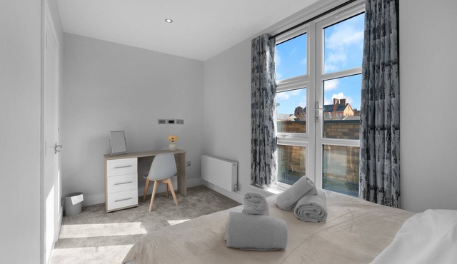 4BDR 3BA Family Home Garden in Isleworth
