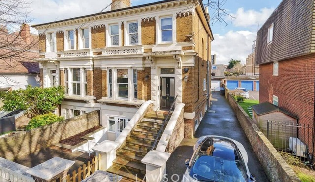 4Bed/3Bath Retreat Steps from Windsor Castle