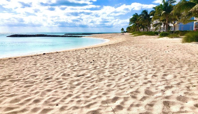 4br - SANDY BEACH and pool in 50 steps! Tennis! Pickle! Gated community
