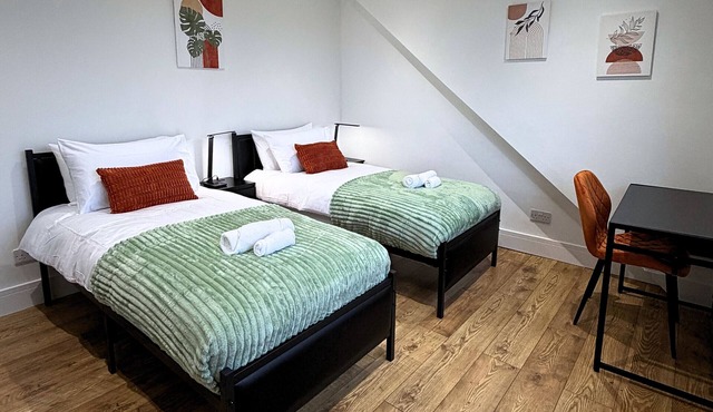 5 BDR Home, Sleeps 9, Parking x4