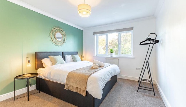 5 Bed House Heathrow Egham Virginia Water Sleeps 7 or Up To 8 If Sharing Beds, Mid To Long Term Bookings Welcome