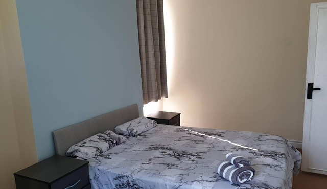 5 Bed House - Sleeps 6 - Wifi - Parking