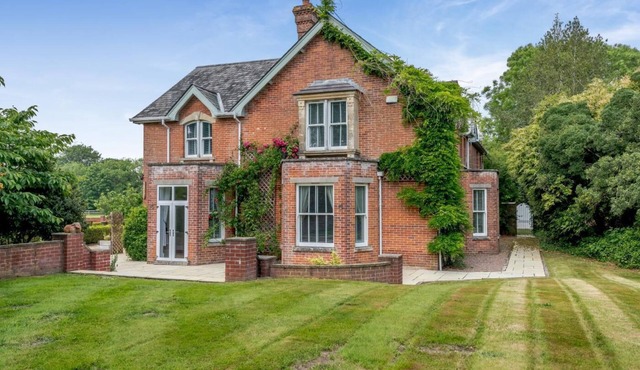 5 Bed in Blashford (oc-b32253)