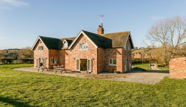 5 bedroom/5 bathroom Self catering cottage - sleeps 14 - Hot Tub available