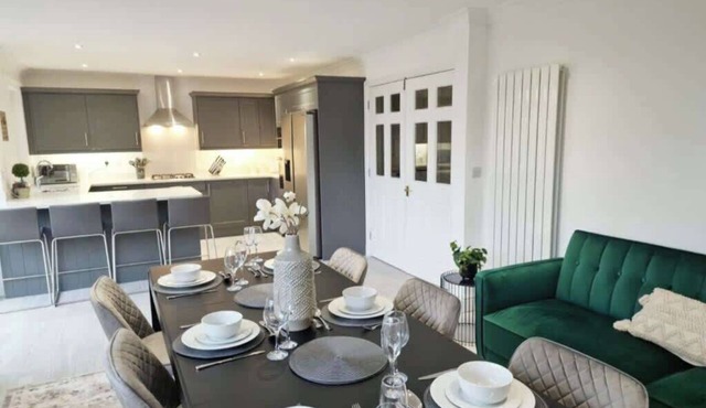 5 Bedroom Home, Sleeps 10, Nr Royal Liverpool Golf