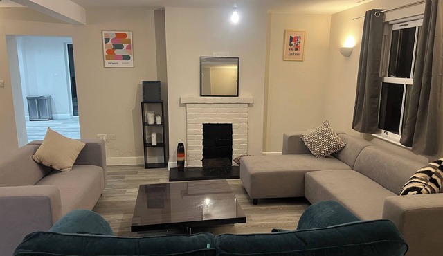 5 Bedroom house with plenty of space. Perfect for families and contractor stays!