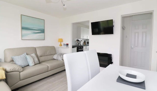 5* Light & Airy Chalet 5min walk 2 beach nr BroadsSunbeach Chalets 143 a contemp