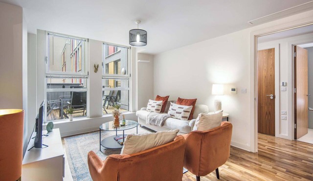 5 Mins Walk to Moorgate | Tranquil City Retreat