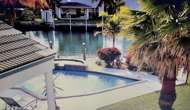5 minutes to the beach, water front location, family size condo with jacuzzi tub