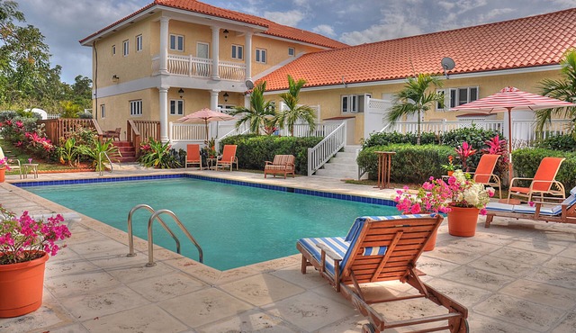 5 modern suites, 1 estate, elegantly decorated on a quiet oasis with pool