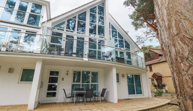 5 RED SAILS, pet friendly, country holiday cottage in Sandbanks