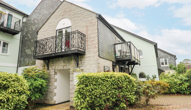 5 TREGENNA COURT, romantic, country holiday cottage in Falmouth